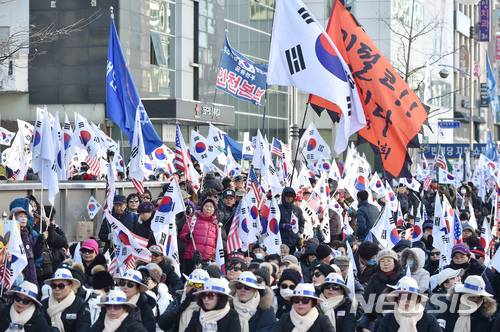 【대구=뉴시스】우종록 기자 = 6일 오후 대구시 중구 반월당네거리 일대에서 박근혜 전 대통령 무죄 석방 천만인 서명운동본부 회원 2500여 명이 참석한 가운데 박 전 대통령 탄핵 무효와 정치보복의 진실을 알리기 위한 태극기집회가 열렸다. 2018.01.06. wjr@newsis.com