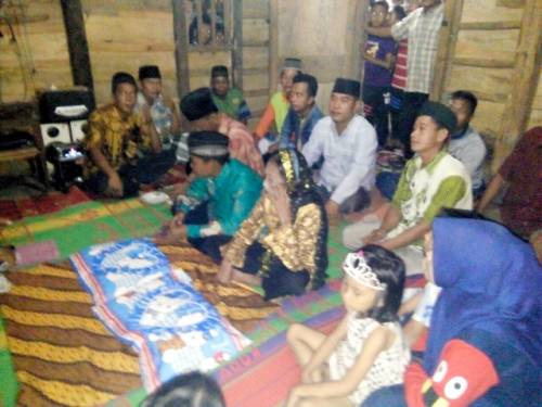 결혼식 모습. 주민 약 300여명이 모여 두 사람을 축복했다.