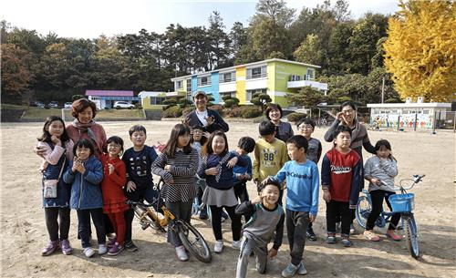 도색 기부 '키다리 아저씨' 김재식씨(맨 뒤) [강원도교육청 제공=연합뉴스]