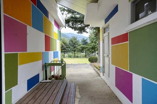 김재식 씨가 색칠한 양양 상평초 공수전분교 [강원도교육청 제공=연합뉴스]