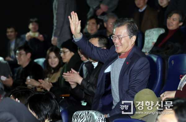 문재인 대통령이 7일 오전 서울 용산 CGV에서 열린 6월 민주항쟁을 소재로 한 영화 ‘1987’을 관람하기 위해 입장하며 관람객들에게 손을 들어 인사하고 있다. 청와대사진기자단