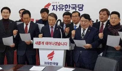 “홍준표 환영” 자유한국당 소속 대구 북구을 광역·기초 의원 등이 지난 5일 대구시당에서 기자회견을 열고 “홍준표 대표의 대구 입성을 환영한다”고 밝혔다. 연합뉴스