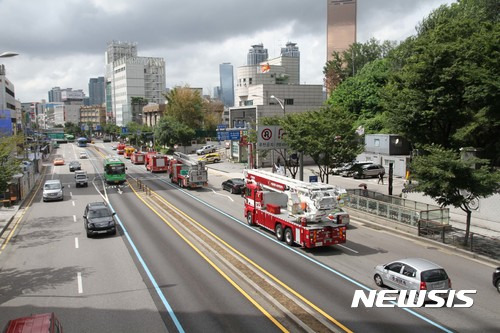 【서울=뉴시스】 동작소방서가 23일 오후 서울 동작구 일대에서 소방차량 골든타임 확보를 유관기관 합동 ‘소방차 길 터주기’ 훈련을 하고 있다. 2017.08.23. (사진=동작소방서 제공) photo@newsis.com