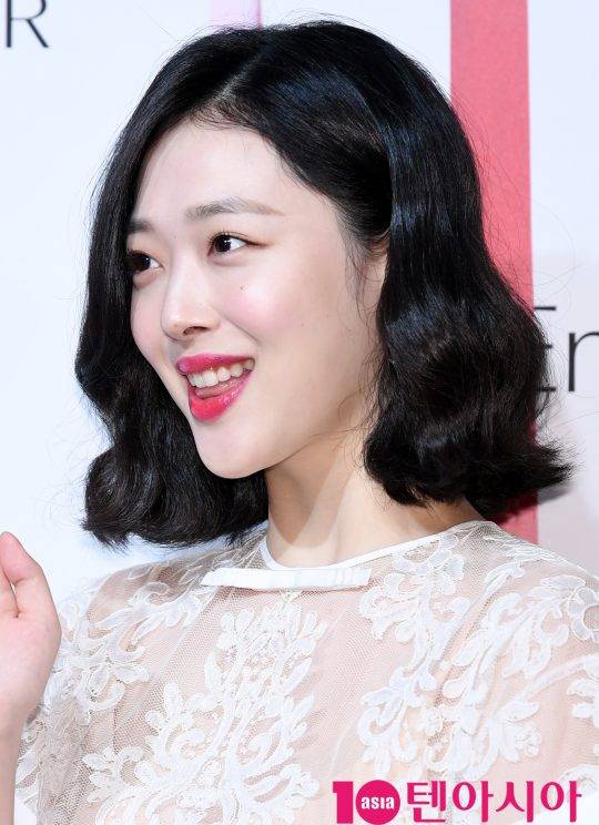 가수 설리가 8일 오후 서울 강남구 신사동 호림아트센타에서 열린 에스티 로더 행사에 참석하고 있다.