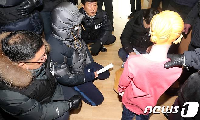 고준희양 친부 고모씨(37)가 4일 자택인 전북 완주군 한 아파트에서 '고준희양 사체유기'에 대한 현장검증을 하고 있다.2017.1.4/뉴스1 © News1 문요한 기자