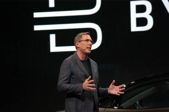 다니엘 키르케르트 바이튼 사장 겸 공동 창업자가 바이튼 전기차에 대해 설명하고 있다.