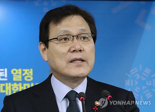 가상화폐 투기 위험성 경고하는 최종구 금융위원장 (서울=연합뉴스) 김승두 기자 = 최종구 금융위원장이 8일 오후 서울 세종로 정부서울청사 브리핑룸에서 '가상통화 관련 은행권 현장점검 배경설명과 투기 위험성 경고' 브리핑을 하고 있다. 2018.1.8      kimsdoo@yna.co.kr