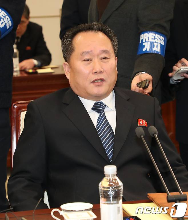 북측 대표인 리선권 조국평화통일위원회 위원장이 9일 판문점 남측 평화의 집에서 열린 '남북 고위급회담'에서 조명균 통일부 장관 등 우리측 대표단과 전체회의 시작에 앞서 환담을 나누고 있다.  2018.1.9/뉴스1 © News1 사진공동취재단