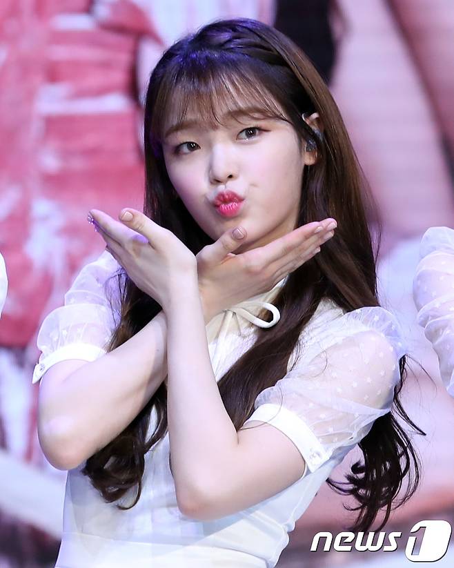 걸그룹 오마이걸 승희가 9일 오후 서울 명동 신사홀 메사홀에서 열린 미니 5집 앨범 '비밀정원' 쇼케이스에 참석해 포즈를 취하고 있다. 이번 앨범에는 타이틀 곡 ‘비밀정원’을 비롯해 '러브 어클락'(Love O'clock) '버터플라이'(Butterfly) '식스틴'(Sixteen) '매직'(Magic) 등이 수록돼 있다. 2018.1.9./뉴스1 © News1 권현진 기자