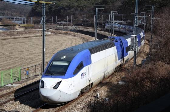 KTX 는 기본적으로 좌측통행을 하지만 전용 선로에서는 유사시 통행방향을 바꿀 수도 있다. [중앙포토]