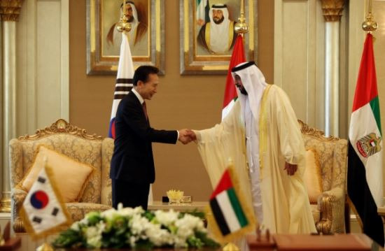 사진 = 2009년 12월 27일 당시 이명박 대통령이 UAE 대통령과 원전사업 계약 서명식을 가진 뒤 악수를 나누고 있는 모습. 뉴시스