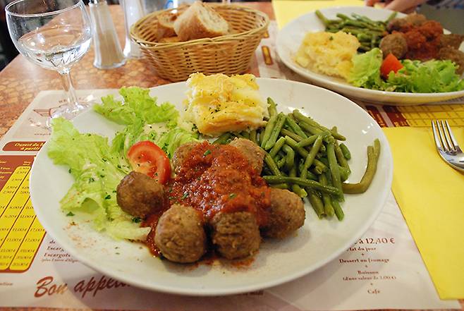 미트볼, 키쉬, 채소 이뤄진 소박한 식사