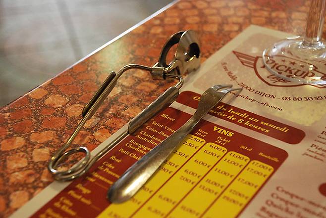 에스카르고를 먹기 위한 집게와 포크