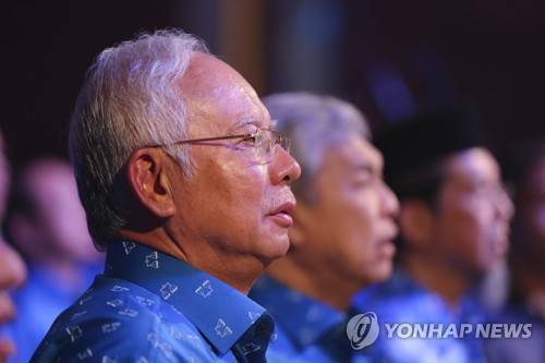 2018년 1월 3일 나집 라작 말레이시아 총리가 집권여당연합 국민전선(BN) 지도부와 함께 쿠알라룸푸르 시내에서 열린 정치행사에서 국가를 부르고 있다. [AP=연합뉴스]