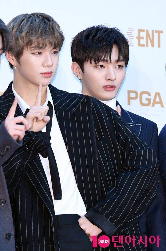 그룹 워너원 강다니엘과 윤지성이 10일 오후 경기도 일산서구 대화동 킨텍스에서 열린 제32회 골든디스크 레드카펫 행사에 참석하고 있다.