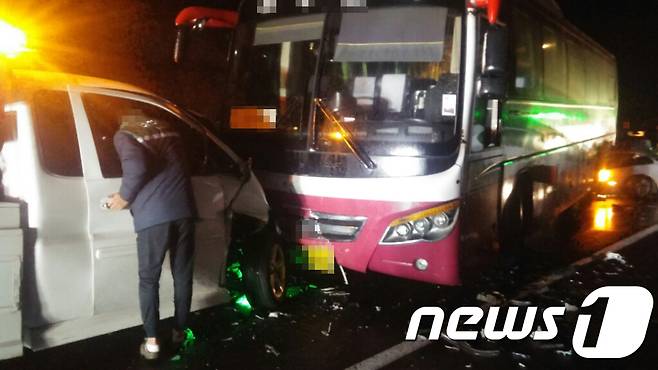 지난 9일 오후 6시 42분쯤 전남 화순군 이양면 한 국도에서 승용차 운전자가 급제동을 하는 바람에 뒤따르던 고속버스가 미처 이를 피하지 못해 18중 다중 추돌사고가 발생했다. 이 사고로 운전자 등 5명이 다쳐병원으로 옮겨졌으나 중상자는 없는 것으로 알려졌다. 사진은 다중추돌 사고 발생 현장 모습 (전남지방경찰청 제공) 2018.1.10/뉴스1 © News1 전원 기자