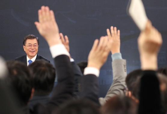 10일 오전 청와대 영빈관에서 열린 문재인 대통령 신년 기자회견에서 취재진이 질문을 하기 위해 대통령을 향해 손을 들고 있다. / 사진=연합뉴스