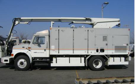 특수용액을 고압으로 뿜어내는 디아이싱 트럭. [사진 아시아나항공]