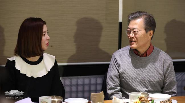 악플과 출연 배제에 활동명까지 바꿨던 사연을 이야기 하고 있는 김규리씨. 청와대 페이스북