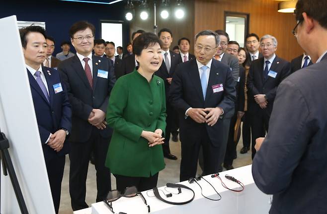 ▲ 황창규 KT 회장이 지난 2016년 3월22일 오전 성남시 분당구에서 열린 판교 스타트업 캠퍼스 개소식(경기창조경제혁신센터 분소)에 참석한 전직 대통령 박근혜씨 옆에서 보육기업 드에 대한 설명을 하고 있다. 사진=연합뉴스