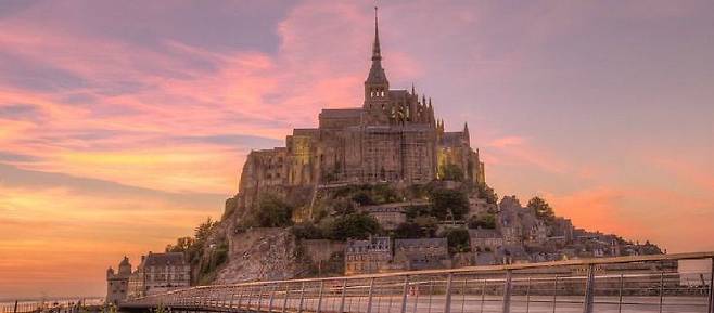 조수간만의 차로 섬이 육지가 되는 신비한 수도원 몽 생 미셸(Mont Saint Michel)은 영화 <하울의 움직이는 성>의 모티프가 된 곳이다. (사진=링켄리브 제공)