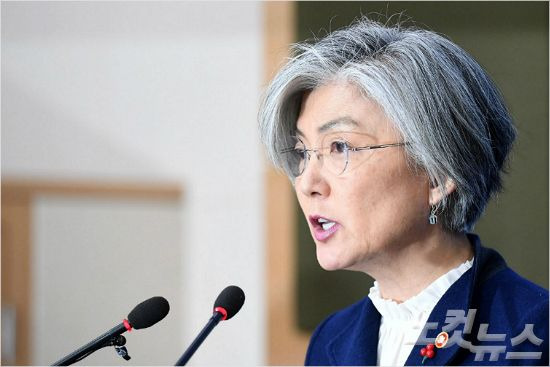 강경화 외교부 장관이 9일 오후 서울 외교부 청사에서 위안부 합의 후속조치를 발표하고 있다. 박종민기자