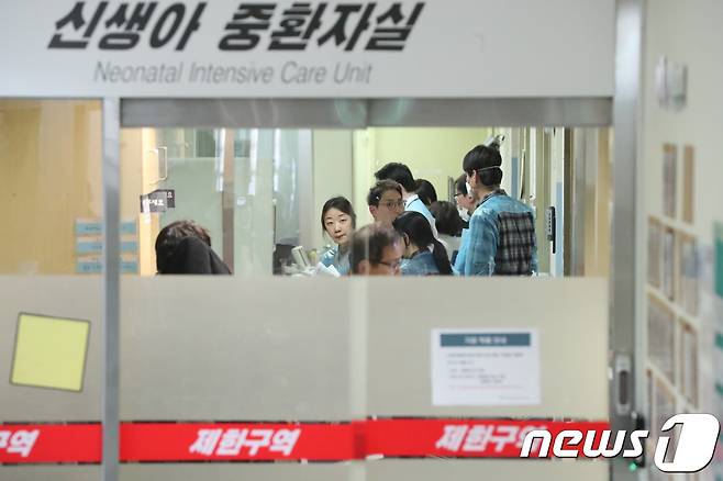 서울지방경찰청 광역수사대 수사관들과 질병관리본부 직원들이 19일 오후 신생아 4명이 사망한 서울 양천구 이대목동병원 신생아중환자실을 압수수색 하고 있다. 2017.12.19/뉴스1 © News1 박세연 기자