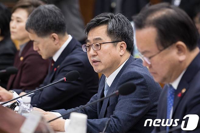 김동연 경제부총리 겸 기획재정부 장관이 11일 서울 세종로 정부서울청사에서 열린 제1차 경제관계장관회의에서 모두발언을 하고 있다. 2018.1.11/뉴스1 © News1 유승관 기자