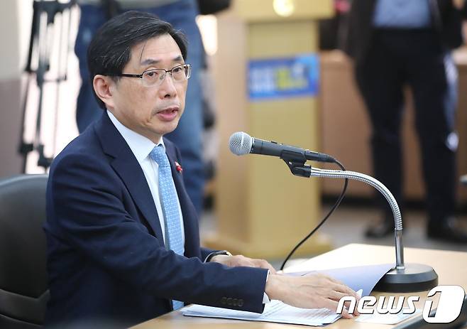박상기 법무부 장관이 11일 오전 경기도 과천시 정부과천청사 법무부 브리핑룸에서 열린 법조기자단 간담회에서 취재진의 질문에 답변하고 있다. 2018.1.11/뉴스1 © News1 오장환 기자