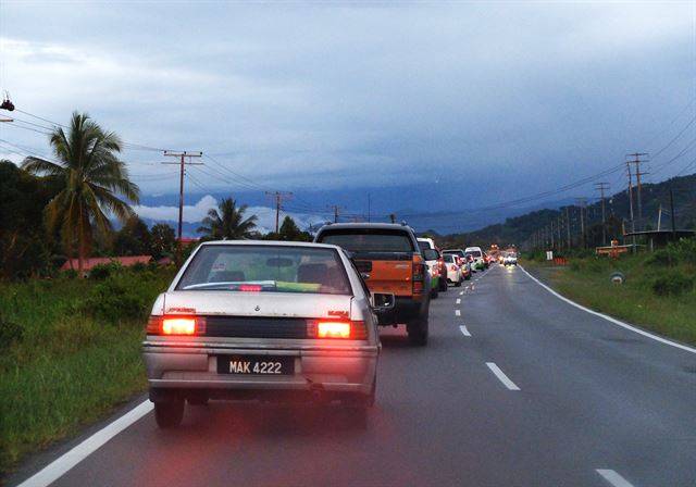 오히려 교통체증이 안전하다고 느껴지는 게 코타키나발루의 밤 주행이다.