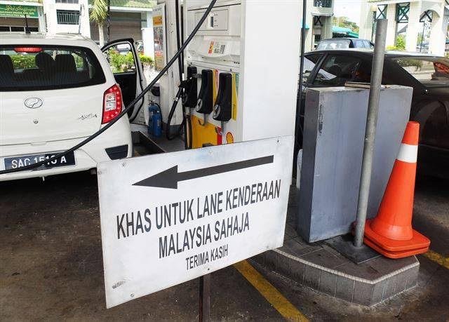 말레이시아 차만 모십니다. 특별히 비싼 가격으로. 가동 주유소 외에는 말레이시아 차는 기름을 살 수 없다.