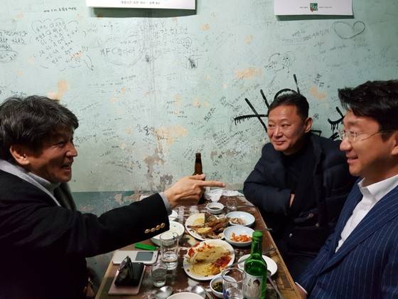 혜광고 28기인 변종준, 김상준 씨와 37기인 김승주 씨(사진 왼쪽부터)가 지난 4일 만나 박종철 열사와의 추억을 이야기하고 있다. 이은지 기자