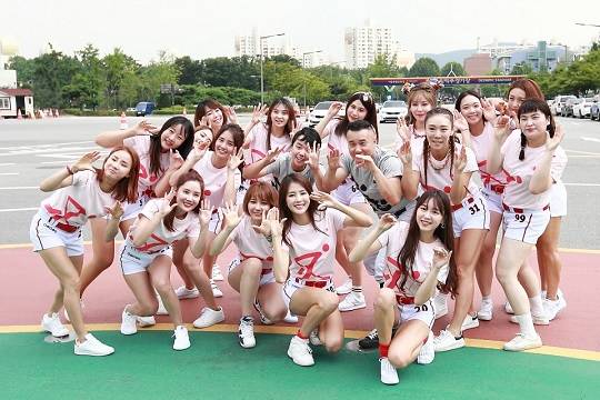 평창동계올림픽 성화봉송에 임하는 아리아리걸스. 이들은 대회 운영인력(패션크루) 홍보 서포터즈로 활동하고 있다. 사진=아리아리걸스 제공