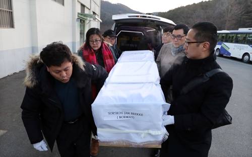 고독사 노르웨이 입양인 화장장으로 (밀양=연합뉴스) 최병길 기자 = 고국에서 친부모를 찾으려고 5년간 애를 태우다 고독사한 노르웨이 국적 입양인 고 얀 소르코크(한국 이름 채성우) 씨의 시신이 11일 경남 밀양에 있는 한 화장장에서 운구되고 있다. 2018.1.11  choi21@yna.co.kr