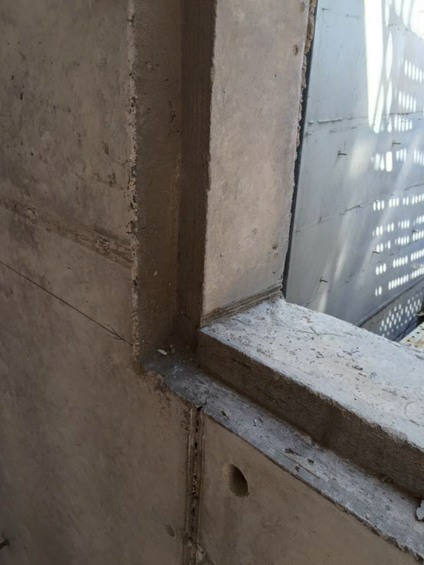 창호의 설치는 방수와 단열에 가장 밀접하게 작용하므로 위치가 중요하다. 노출콘크리트 작업할 때는 미리 각재를 넣었다가 탈형해 설치하기도 한다.