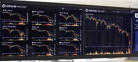 11일 오후 서울 여의도 가상화폐 오프라인 거래소 코인원블록스의 전광판에 표시된 동반 급락한 비트코인 시세표와 가상화폐 9종의 시세표 / 연합뉴스 제공