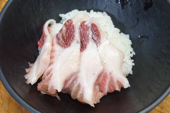 초덮밥 메뉴를 만든 주인의 동생 채성태씨가 기름진 맛의 참치 뱃살 초덮밥을 만들어 보겠다며 초밥에 참치 배꼽살 4점을 먼저 올렸다.