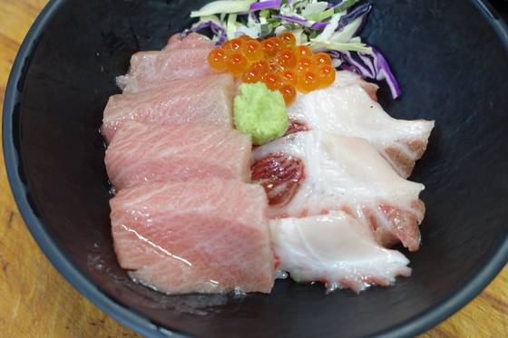 초밥 위에 참치 뱃살·배꼽살과 연어 알, 채친 채소, 고추냉이를 올려 완성한 참치 뱃살 초덮밥(3만원).