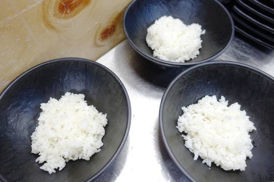 초덮밥을 만들기 위해 초대리로 비빈 밥을 사발에 담았다.