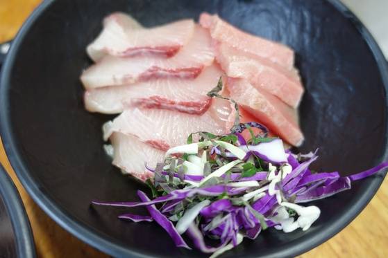 초밥 위에 2가지 회를 얹은 다음 채 친 채소를 올렸다.