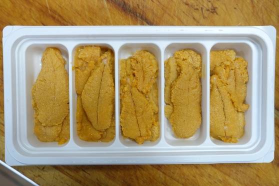 노량진수산시장에서 사 온 성게 알 한 판. 성게 회덮밥 한 그릇에 이걸 다 올린다.