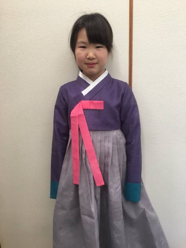 언니를 따라 졸업식 때 치마 저고리를 입겠다는 둘째 유나.