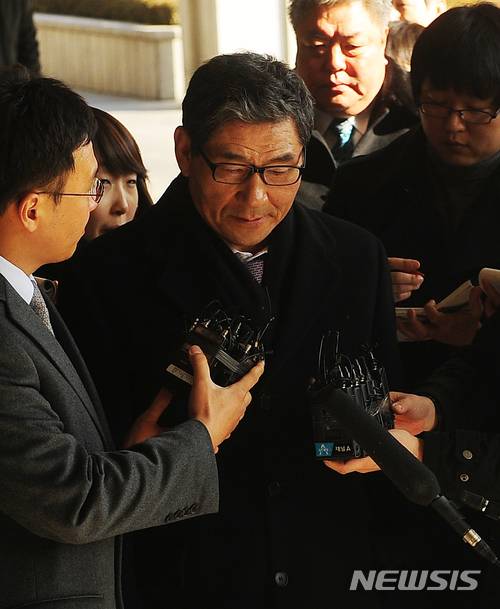 【서울=뉴시스】성형주 기자 = 문병욱 라미드그룹 회장이 한나라당 전당대회 돈봉투 의혹과 관련해 수사를 받던 지난 2012년 1월 서울중앙지검으로 출석하고 있다. foru82@newsis.com