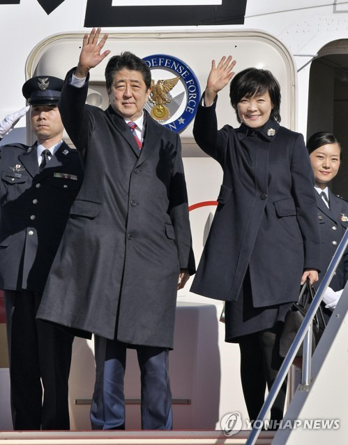 유럽 방문 길 오르는 아베 일본 총리 부부 (도쿄 교도=연합뉴스) 아베 신조(安倍晋三) 일본 총리 부부가 12일 유럽 방문을 위해 하네다(羽田)공항을 통해 출국하기에 앞서 인사하고 있다.       2018.1.12     choinal@yna.co.kr