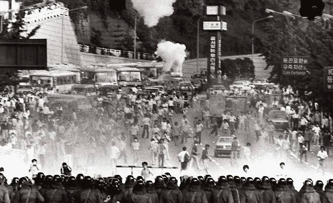 박종철씨 고문치사 사건이 조작된 사실이 폭로된 이후 고문살인조작 범국민규탄대회가 열렸고, 중산층도 대거 참여하기 시작했다. 서울의 한 거리 시위. <한겨레>자료사진.