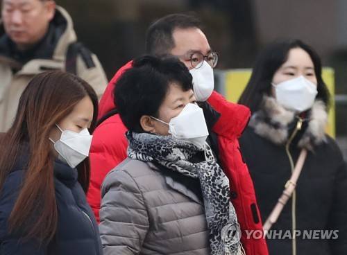 강추위→미세먼지, 방한모→마스크 (서울=연합뉴스) 김주성 기자 = 초미세먼지가 기승을 부리면서 새해 들어 처음으로 '수도권 미세먼지 저감조치'가 시행된 15일 오전 시민들이 광화문 네거리서 마스크를 한 채 출근 하고 있다.     utzza@yna.co.kr