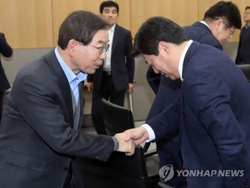 악수하는 박원순 시장과 김선동 위원장 (서울=연합뉴스) 최재구 기자 = 박원순 서울시장이 15일 서울시청에서 열린 서울시-자유한국당서울시당 간담회에서 김선동 위원장과 악수하고 있다. 2018.1.15      jjaeck9@yna.co.kr