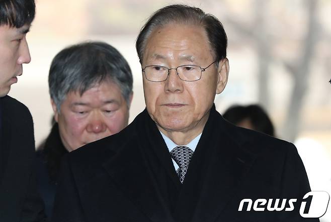 이명박정부 시절 국정원 특수활동비를 받은 혐의를 받고 있는 김백준 전 청와대 총무기획관이 16일 서울 서초구 서울중앙지방법원에서 열린 구속 전 피의자심문(영장실질심사)에 출석하고 있다. 2018.1.16/뉴스1 © News1 허경 기자