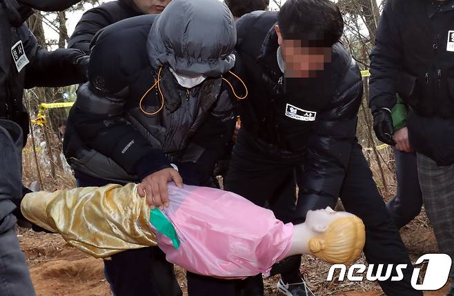 고준희양 친부 고모씨(37)가 4일 준희양의 사체를 유기한 전북 군산시 내초동 한 야산에서 '고준희양 사체유기'에 대한 현장검증을 하고 있다. 고씨는 앞서 완주 자택에서 이뤄진 현장검증 후 '폭행을 저지른 부분은 있지만 준희를 죽이지 않았다'며 '평생을 반성하고 준희에게 사죄하며 살겠다'라고 말했다.2017.1.4/뉴스1 © News1 문요한 기자