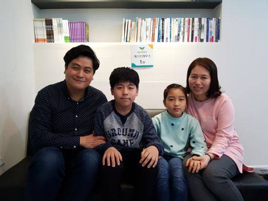 백승민(왼쪽 끝) 목사가 가족들과 함께 지난 10일 서울 영등포구 당산로 선교사게스트하우스 '웨슬리선교관'에서 머물고 있는 소감을 밝히고 있다.